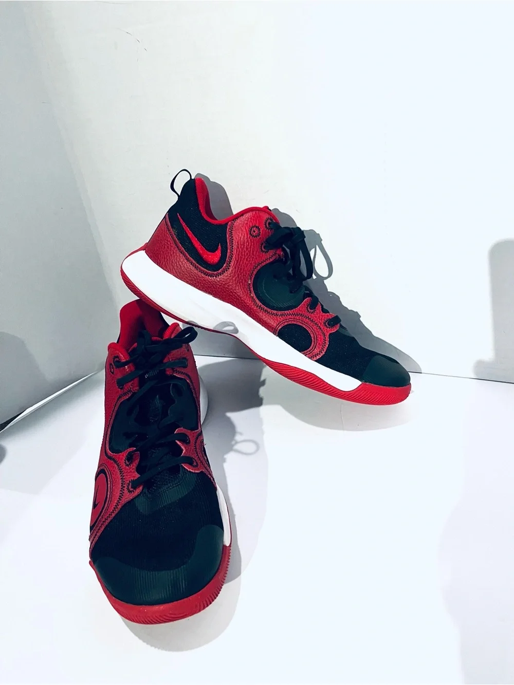 Nike Men’s FLY BY 2 Mid Low-Top Basketball  Shoes.  Black& Red.      SIZE 11 - Picture 3 of 10